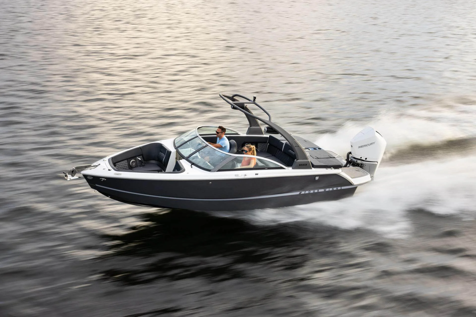 Four Winns Launches the H2 Outboard: A Stylish Powerboat for Unforgettable Days on the Water