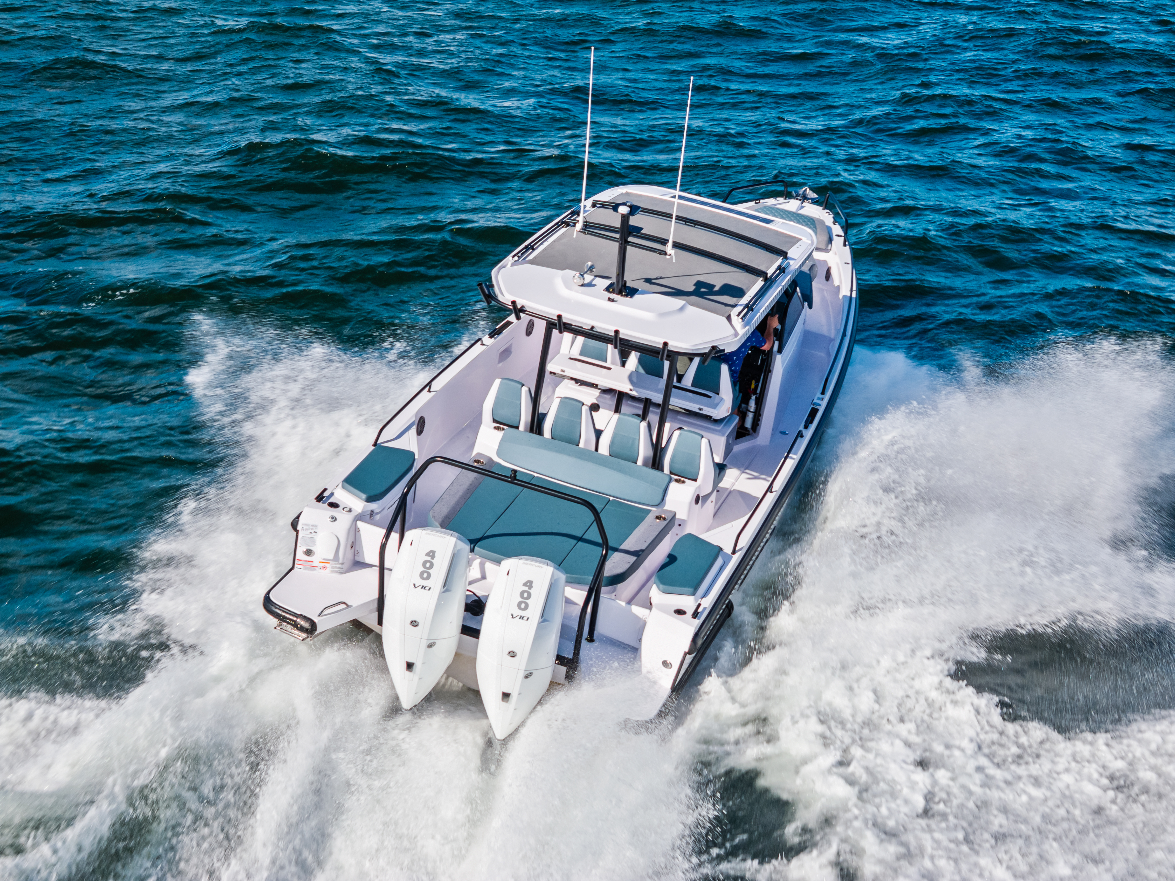 Axopar 37 Iconic Edition: The Boat That Fits Your Weekend, Your Wake Sports, and Your “Let’s Just Go” Mood