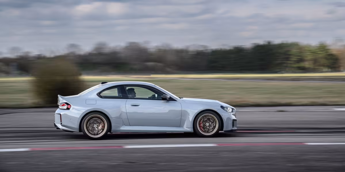 The new BMW M2 CS - Dynamic